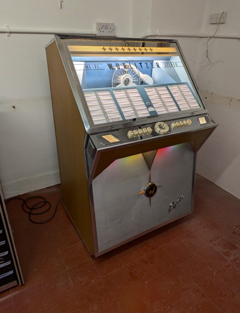 Alternative view of Wurlitzer lyric E -1966