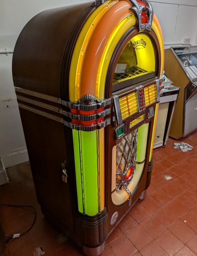 Alternative view of Wurlitzer " one more time " bubbler cd jukebox