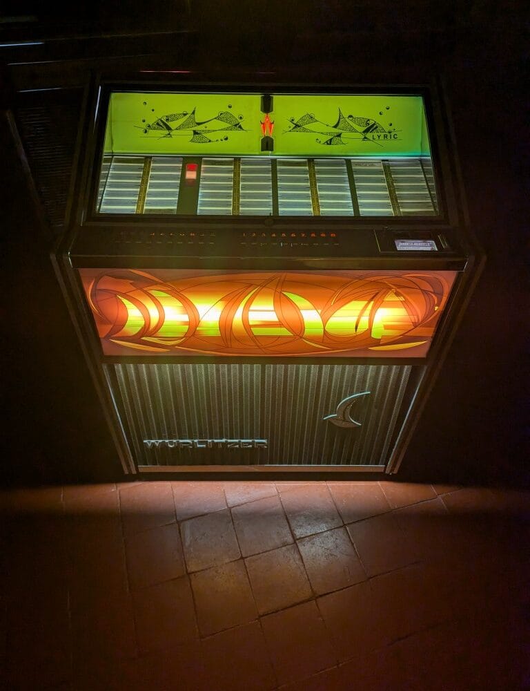 Alternative view of Wurlitzer Lyric