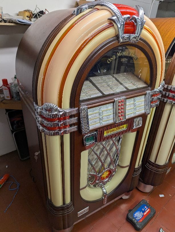 Alternative view of Wurlitzer omt' vinyl bubbler jukebox